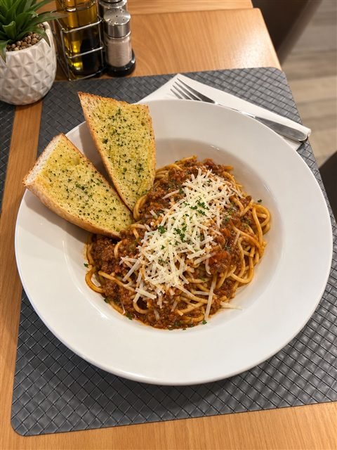 Pasta with cheese and garlic bread