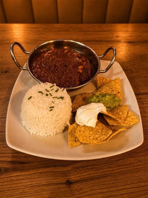 Rice, chilli and tortilla chips
