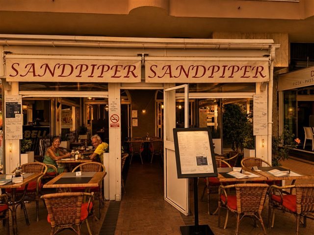 Find us on the Paseo Marítimo